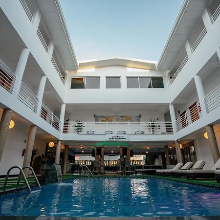 Runway Hotel Piarco Exteriér fotografie