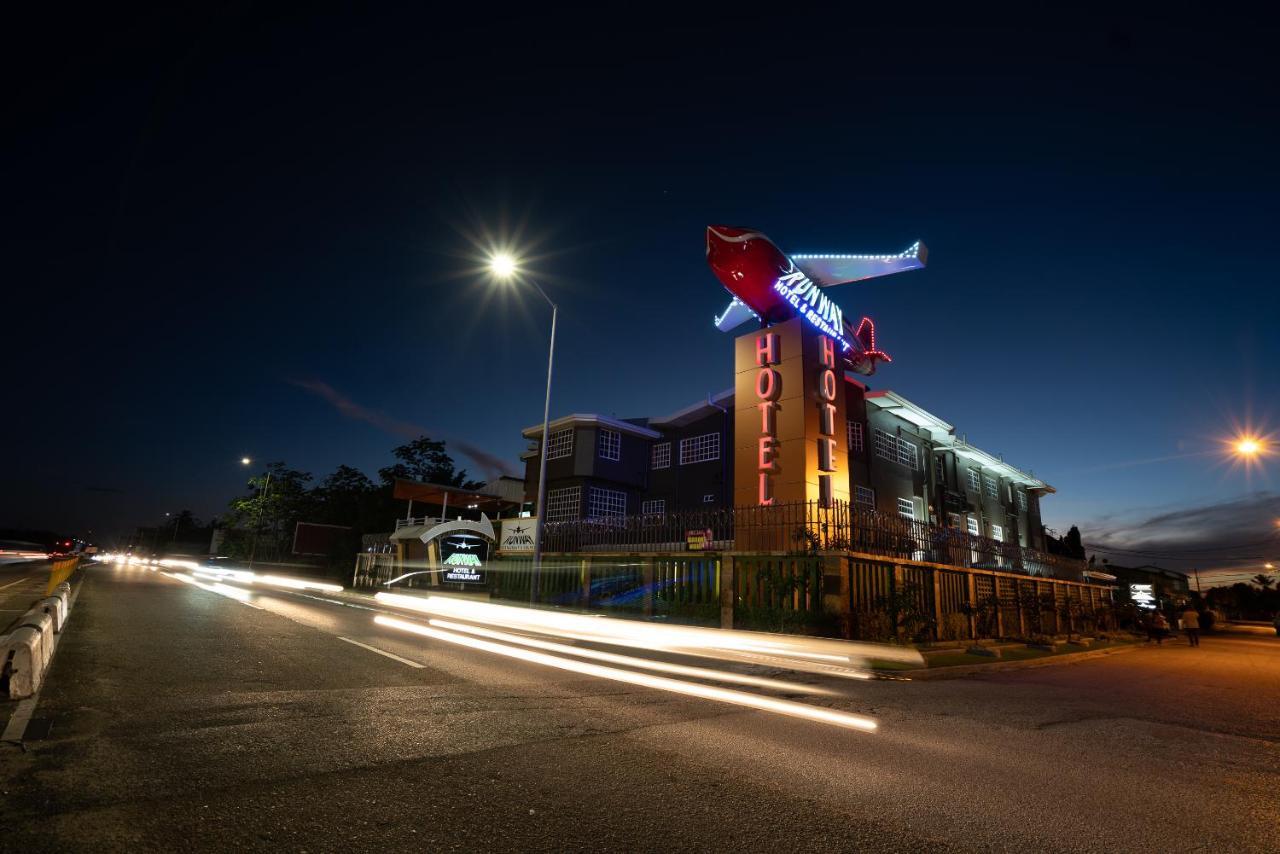 Runway Hotel Piarco Exteriér fotografie