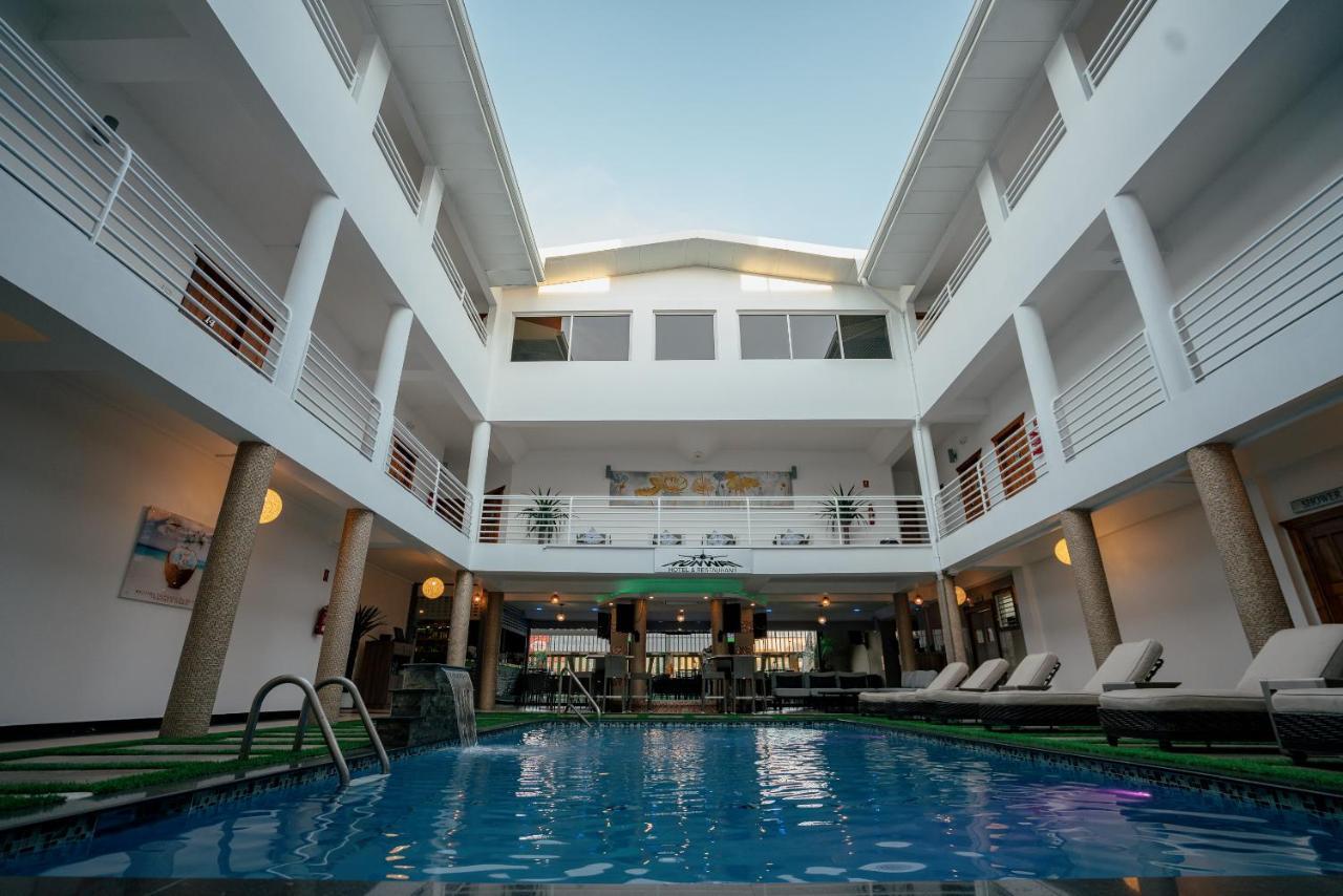 Runway Hotel Piarco Exteriér fotografie