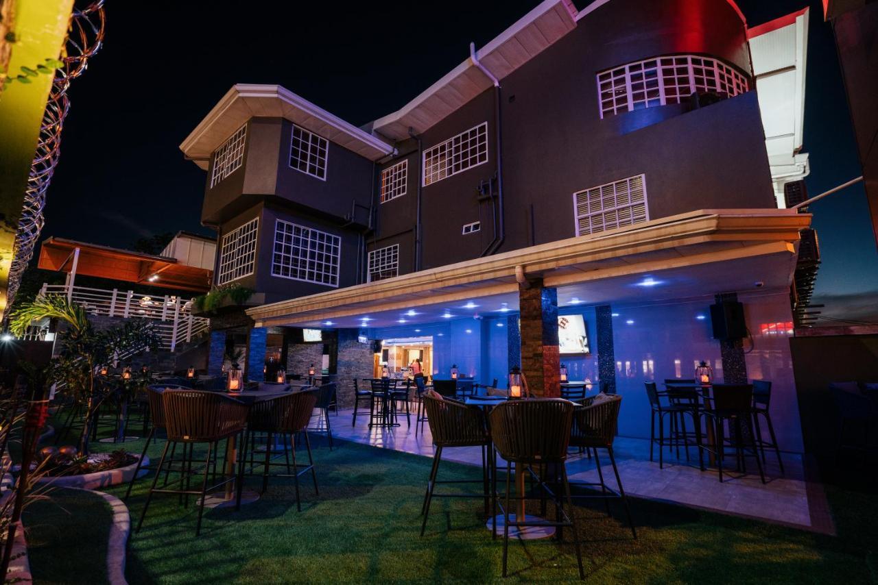 Runway Hotel Piarco Exteriér fotografie