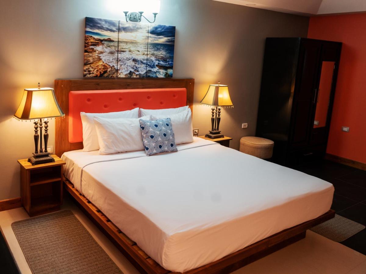Runway Hotel Piarco Exteriér fotografie