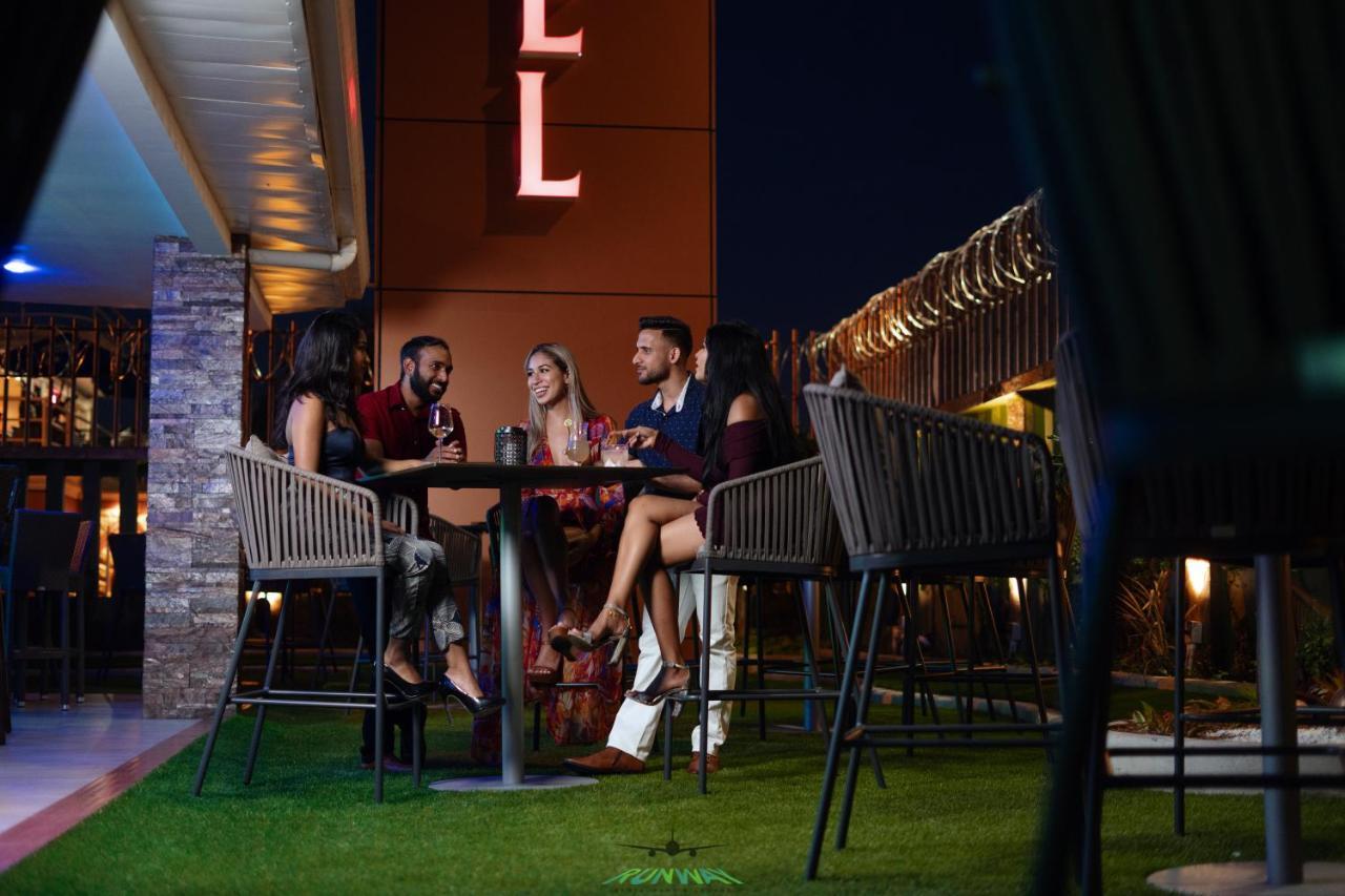 Runway Hotel Piarco Exteriér fotografie