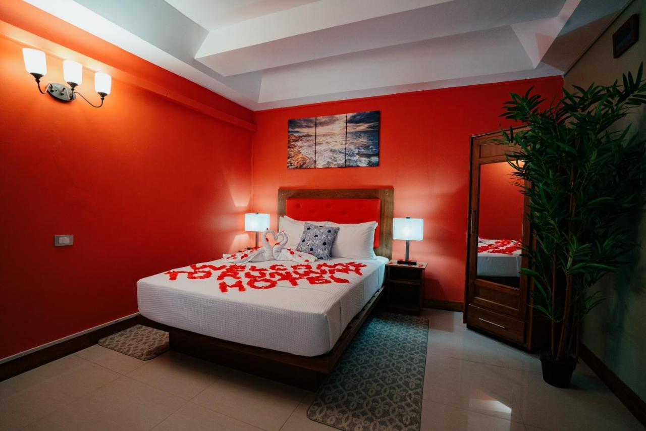 Runway Hotel Piarco Exteriér fotografie